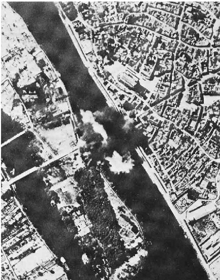 Seine river bridge being bombed 2.jpg
